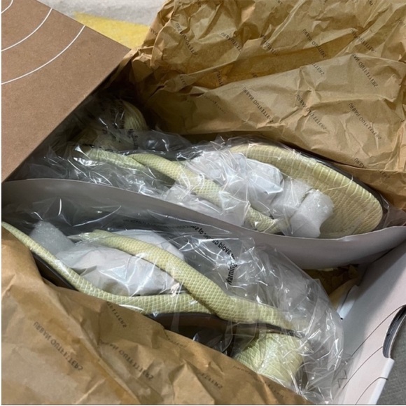 NWT. Urban Outfitters Round Heel Thong Sandals. NEW IN BOX - Picture 6 of 7